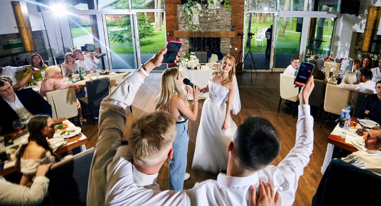 How to Organize an Exciting Wedding Scavenger Hunt for Guests
